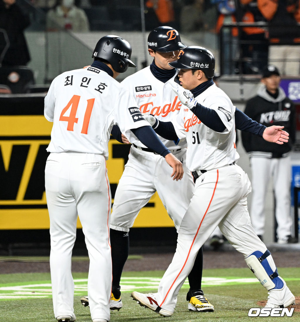 Hanwha Moon Hyun-bin (right) is heading to the dugout in the welcome of his teammates after hitting a three-run home run in the bottom of the eighth inning.