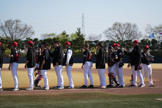 Ульсанские валлийские игроки проводят церемонию после победы в матче Лиги футуристических игр против Samsung Lions 2-го числа. /Фото = Предоставлено Ульсаном Уэльсом