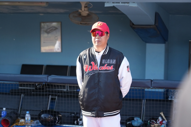 Тренер Чан Вон Чжин смотрит на игроков после победы. /Фото = Предоставлено Ульсаном Уэльсом