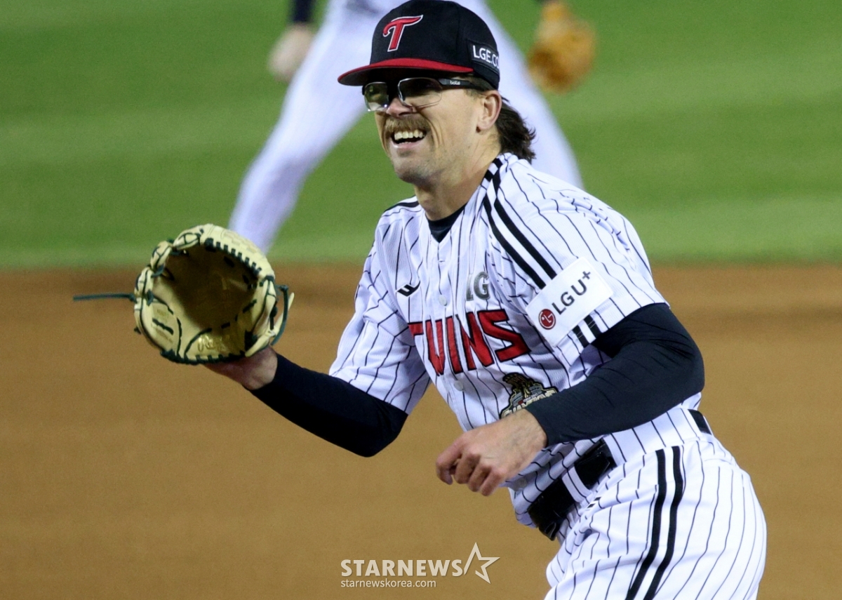 [포토] 웰스 '웃는 거로 칩시다'