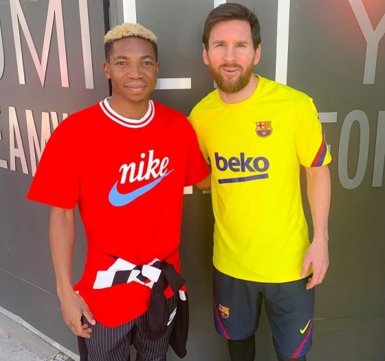 Lamisha Musson chụp ảnh kỷ niệm với Lionel Messi (phải). /Ảnh = Mạng lưới quan hệ xã hội cá nhân (SNS)