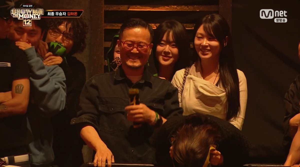 =金夏温母亲在儿子夺冠后激动地埋下脸庞。