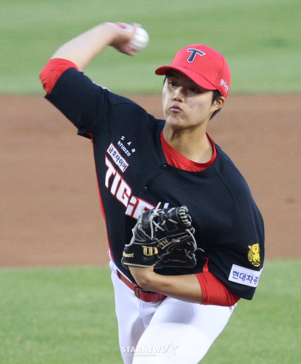 Матч между LG Twins и KIA Tigers в лиге SOL KBO 2026 состоялся 2-го числа на бейсбольном стадионе Джамсиль в Сеуле.  Стартер KIA Ким Тэ Хён борется против. /Фото = Ожидание Ким Чжин Гёна