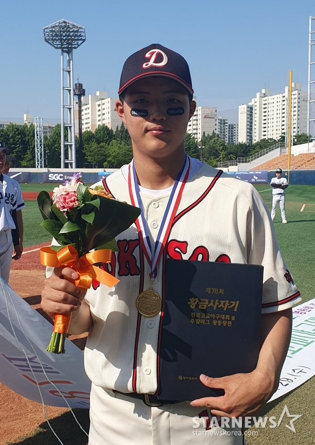 Доксо и Ким Тэ Хён делают памятные фотографии после того, как выиграли 78-й Национальный бейсбольный турнир Golden League Baseball в Мокдонге, Сеул, в 2024 году, получив награду за достижения. /Фото = Репортер Ким Дон Юн