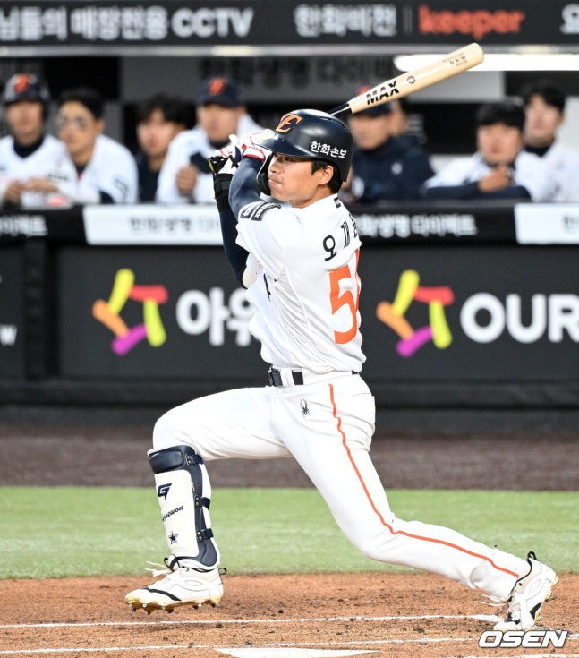 О Чжэ Вон из Ханва бьет хиты в матче против КТ 31 марта.  /Фото = ОСЕН