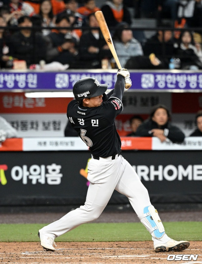 KT Ли Кан Мин, который делает хит против Ханхва 2-го числа. /Фото = ОСЕН