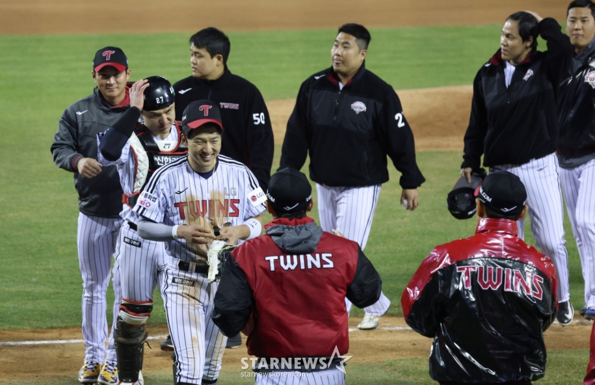 2026新韓（シンハン）SOLKBOリーグ、LGツインズ対KIAタイガースの試合が2日、ソウル蚕室（チャムシル）野球場で行われた。  オ·ジファン（一番左）をはじめLG選手たちがKIAに2-1で勝利した後、ヨム·ギョンヨプ監督（真ん中の赤いユニホーム）と喜びを分かち合っている。 /写真=キム·ジンギョン待機者