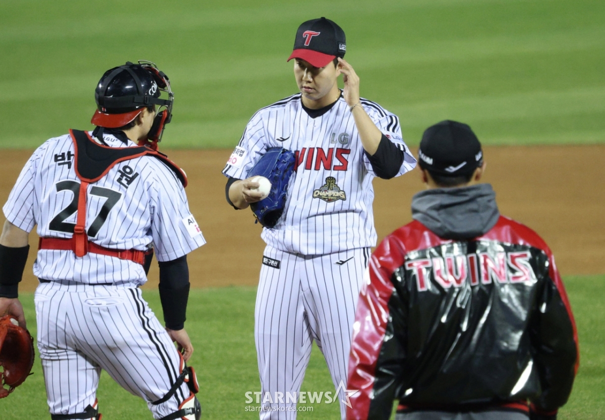 2026新韓（シンハン）SOLKBOリーグ、LGツインズ対KIAタイガースの試合が2日、ソウル蚕室（チャムシル）野球場で行われた。  LGのユ·ヨンチャンが揺れる姿を見せると、キム·グァンサムコーチがマウンドに向かっている。 /写真=キム·ジンギョン待機者