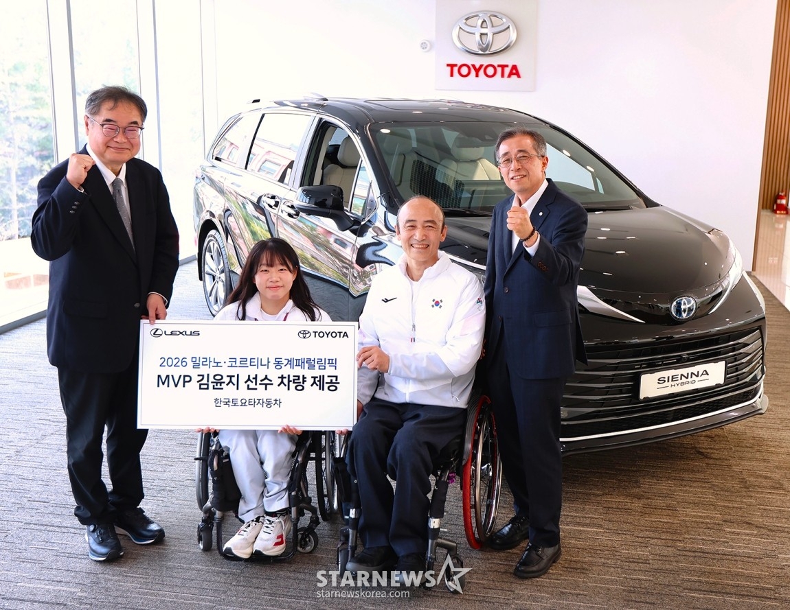Слева направо: президент Korea Toyota Motors Манабу, спортсмен Ким Юн Джи (BDH Paras), председатель Корейской ассоциации инвалидов Чон Джин Ван и генеральный директор Park Young-sik.
