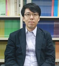 イ·ジョンソン教授。