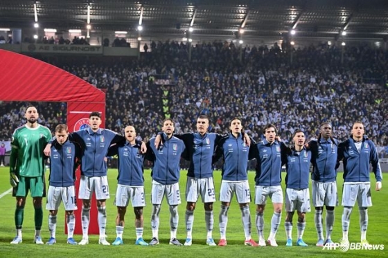 1日（韓国時間）、ボスニア·ヘルツェゴビナで行われた2026国際サッカー連盟（FIFA）北中米W杯欧州地域プレーオフパスA決勝戦のボスニア戦に出場したイタリア選手たち。 /AFPBBNews=ニュース1