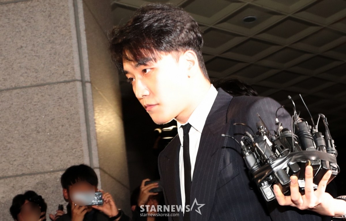 =曾担任江南俱乐部"burning sun"理事一职的bigm盟出身的胜利为接受海外投资者性招待和快乐气球疑惑的调查，主动到首尔地方警察厅广域调查队接受调查。