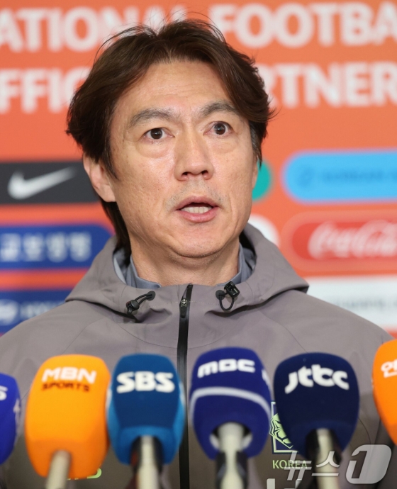 Huấn luyện viên Hong Myung Bo đã nhập cảnh thông qua nhà ga hành khách số 2 sân bay quốc tế Incheon vào chiều ngày 2. Ảnh = News1