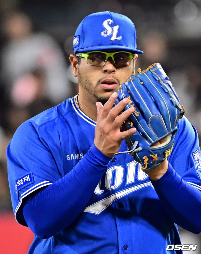 3日,三星Frado在与水原KT队的比赛中,逆投后正在下来。