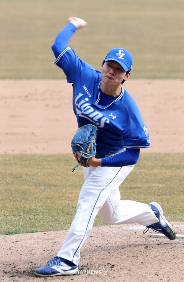 Cầu thủ ném bóng thuận tay phải của Samsung, Yook Sun Yeop, chịu trách nhiệm cho trận đấu thử nghiệm bóng chày chuyên nghiệp năm 2026 được tổ chức tại sân vận động SSGlanders ở Incheon vào ngày 16 và cuối trận đấu thứ 9 của Samsung Lions. /Ảnh = Phóng viên cao cấp Kang Young Jo