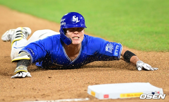 3日,三星队柳志赫在与水原KT队的比赛第6回合末,在2人出局2人在垒的情况下,击出了中坚手方面的3垒打,正在走向3垒基地。