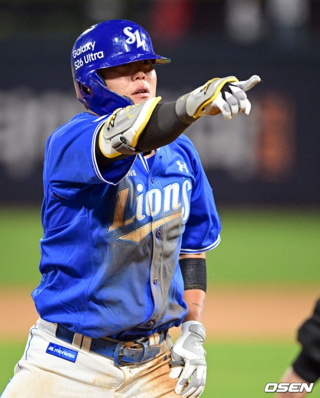 3日,三星队柳志赫在与水原KT队的比赛第6回合末,在2人出局2人在垒的情况下击出3垒打,正在庆祝。