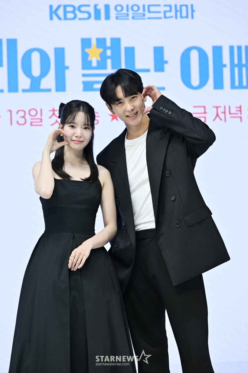 演员河胜利、贤宇13日上午出席了在网上举行的KBS 1TV电视剧《玛丽和奇怪的爸爸们》的制作发布会,并摆出造型,供记者们拍照。 照片=KBS电视台2025.10.13/照片=李东勋 photoguy@