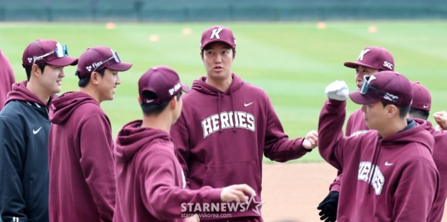 图为安佑镇(中)正在和后辈投手交谈。 =照片=高级记者姜英祖。