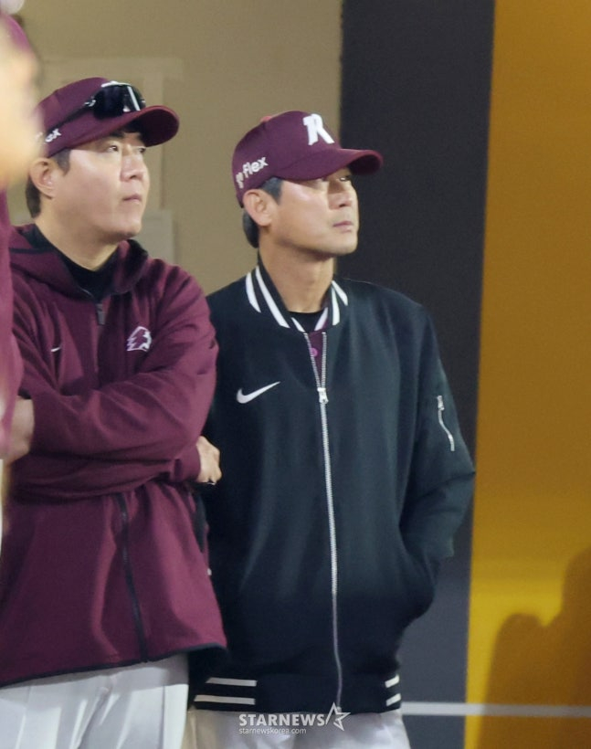 Тренер Соль Чон Джин смотрит матч SSG 31 марта. /Фото = Старший репортер Кан Ён Чжо