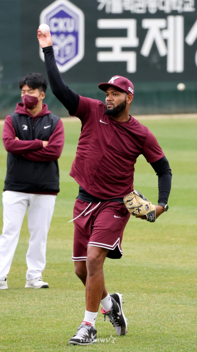 Алькантара, разминающаяся 31 марта в Инчхоне. /Фото = Старший репортер Кан Ён Чжо