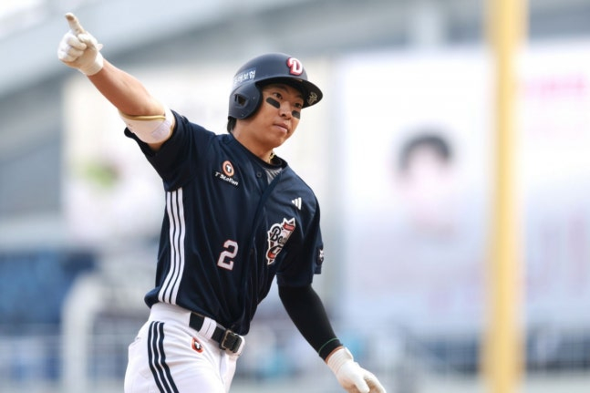 Doosan Bears Kim Min-seok đang chạy vòng quanh sân sau khi lật ngược tình thế ở hiệp 8 trong trận đấu với NC Dinos được tổ chức tại Công viên NC Changwon vào ngày 29 tháng 3 và trận đấu chính thức của mùa giải Shinhan SOL KBO League 2026. /Ảnh = Doosan Bears cung cấp