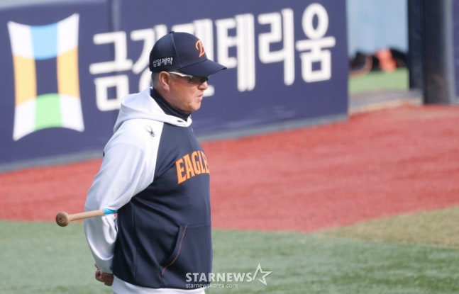 Матч Doosan Bears против Hanwha Eagles в лиге SOL KBO 2026 состоялся 3-го числа на бейсбольном стадионе Джамсиль в Сеуле.  Тренер Ханва Ким Кён Мун следит за тренировками игроков. /Фото = Ожидание Ким Чжин Гёна