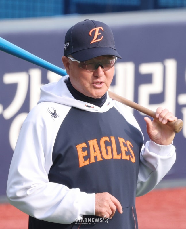 Матч Doosan Bears против Hanwha Eagles в лиге SOL KBO 2026 состоялся 3-го числа на бейсбольном стадионе Джамсиль в Сеуле.  Тренер Ханва Ким Кён Мун следит за тренировками игроков. /Фото = Ожидание Ким Чжин Гёна