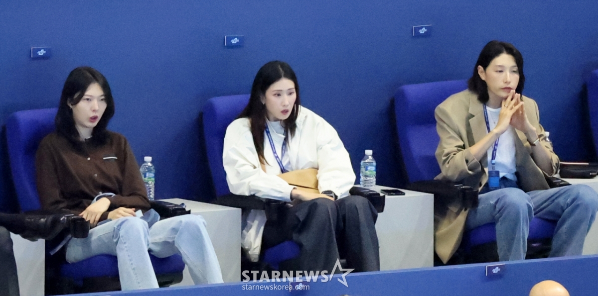 3日，金软景(右起)与金秀智、梁孝真一起来到在桂阳体育馆举行的真航空2025-2026 V联赛冠军争夺战大韩航空队和现代资本队的比赛进行观战。 =照片=高级记者姜英祖。