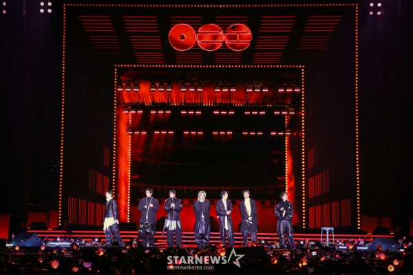 Ngày 21/3, BTS đang trình diễn màn comeback trước khán giả cầm gậy dạ quang tại Quảng trường Gwanghwamun, Jongno-gu, Seoul. /Cung cấp ảnh = Big Hit Music, Netflix/2026.03.21 /Ảnh = Kim Hwi Sun hwijpg@