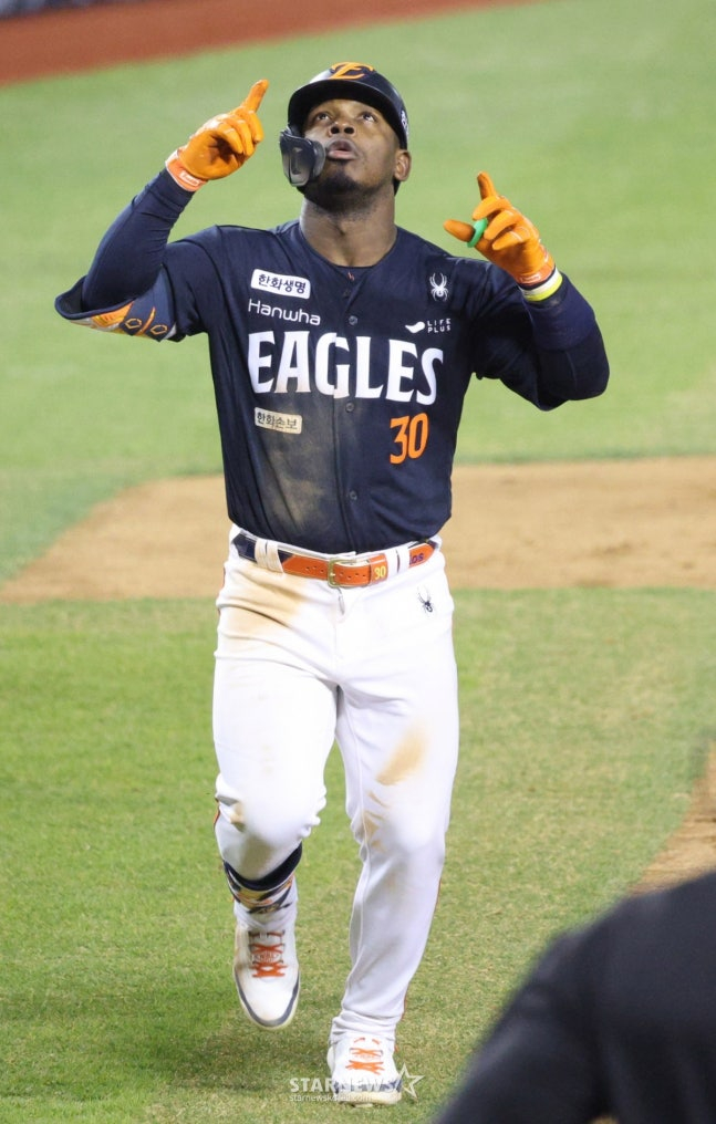 Trận đấu giữa Doosan Bears và Hanwha Eagle tại giải Shinhan SOL KBO League 2026 đã được tổ chức tại sân bóng chày Jamsil, Seoul vào ngày 3. Hanwha Ferraraja đang xoay vòng trên sân sau khi đánh một cú home run vượt trội 2 điểm trước Doosan Park Shin Ji ở gôn 1 với 1 gậy ở đầu hiệp 4. /Ảnh = Người chờ đợi Kim Jin Kyung