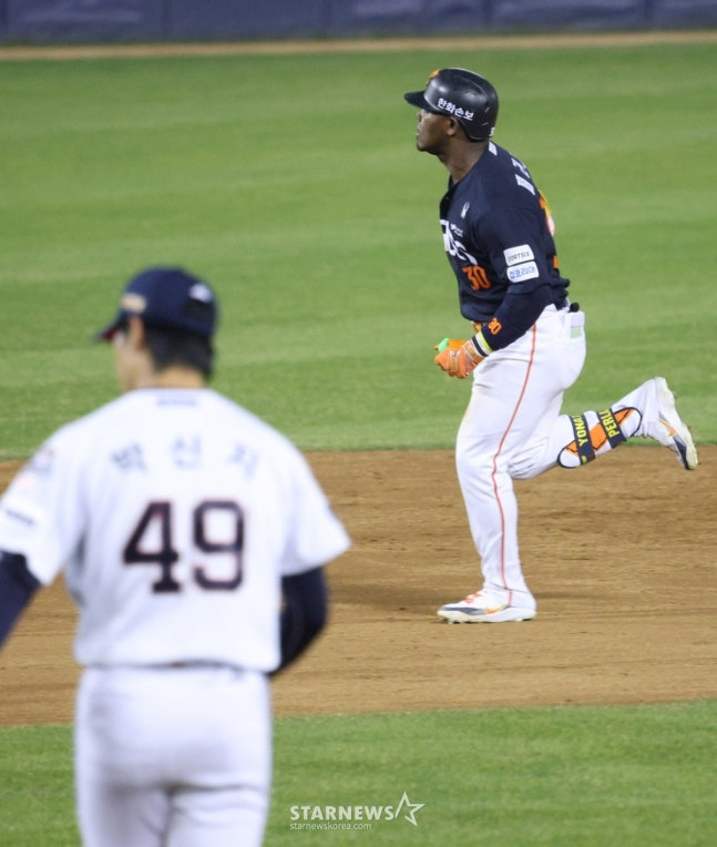 Trận đấu giữa Doosan Bears và Hanwha Eagle tại giải Shinhan SOL KBO League 2026 đã được tổ chức tại sân bóng chày Jamsil, Seoul vào ngày 3. Hanwha Ferraraja đang xoay vòng trên sân sau khi đánh một cú home run vượt trội 2 điểm trước Doosan Park Shin Ji ở gôn 1 với 1 gậy ở đầu hiệp 4. /Ảnh = Người chờ đợi Kim Jin Kyung