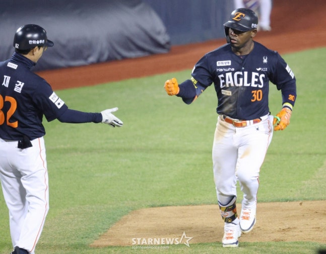 Trận đấu giữa Doosan Bears và Hanwha Eagle tại giải Shinhan SOL KBO League 2026 đã được tổ chức tại sân bóng chày Jamsil, Seoul vào ngày 3. Hanwha Ferraraja đang xoay vòng trên sân sau khi đánh một cú home run vượt trội 2 điểm trước Doosan Park Shin Ji ở gôn 1 với 1 gậy ở đầu hiệp 4. /Ảnh = Người chờ đợi Kim Jin Kyung