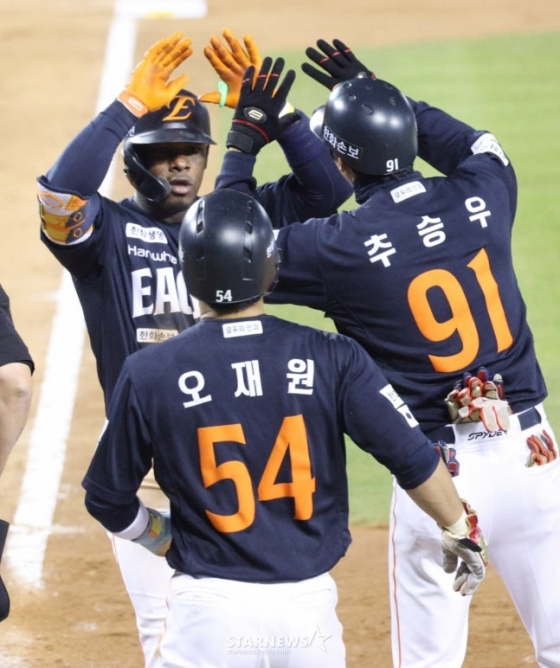 Trận đấu giữa Doosan Bears và Hanwha Eagle tại giải Shinhan SOL KBO League 2026 đã được tổ chức tại sân bóng chày Jamsil, Seoul vào ngày 3. Hanwha Ferraraja đang về nhà sau khi đánh một cú home run vượt trội 2 điểm trước Doosan Park Shin Ji ở gôn 1 với 1 gậy ở đầu hiệp 4. /Ảnh = Người chờ đợi Kim Jin Kyung