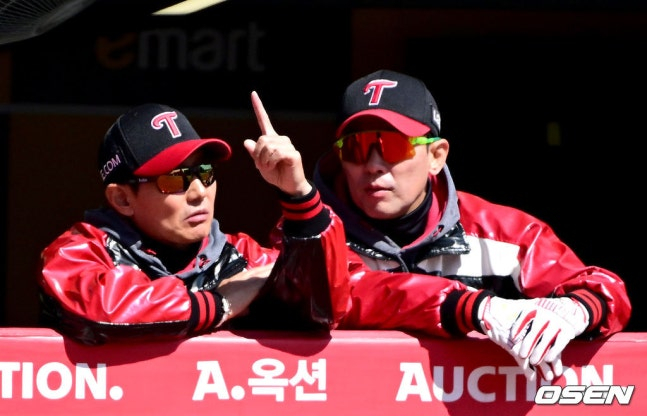 Pitcher coach Kim Kwang-sam talks with manager Yeom Kyung-yeop (left) during an exhibition game in March.