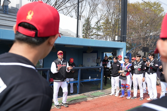 Ngay sau khi trận đấu kết thúc, đội tuyển đang nghe cuộc họp của huấn luyện viên Jang Won Jin. /Ảnh = Ulsan Wales