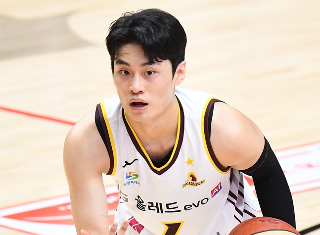 A game award who made four 3-pointers alone. /Photo = KBL