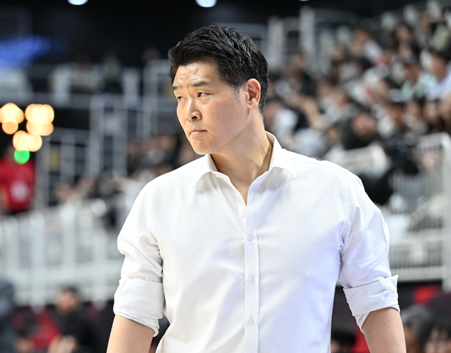 LG manager Cho Sang-hyun is watching the game. /Photo = KBL