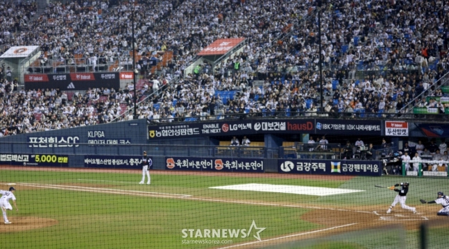 Trận đấu giữa Doosan Bears và Hanwha Eagle tại giải Shinhan SOL KBO League 2026 đã được tổ chức tại sân bóng chày Jamsil, Seoul vào ngày 3.  Những người hâm mộ bóng chày lấp đầy sân vận động đang cổ vũ và theo dõi trận đấu. /Ảnh = Người chờ đợi Kim Jin Kyung