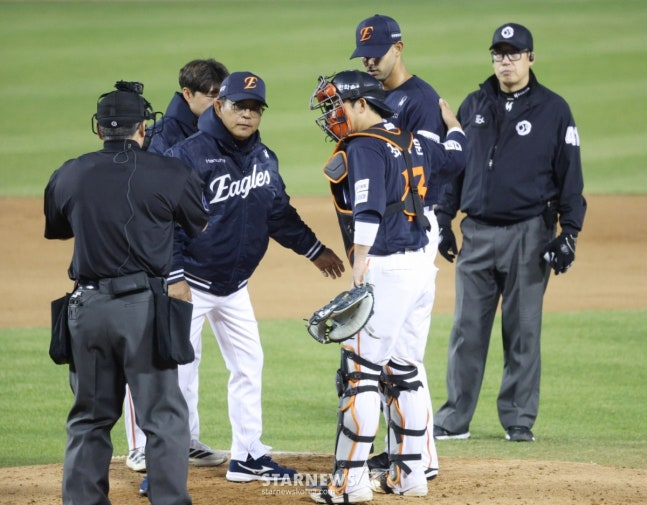 Trận đấu giữa Doosan Bears và Hanwha Eagle tại giải Shinhan SOL KBO League 2026 đã được tổ chức tại sân bóng chày Jamsil, Seoul vào ngày 3.  Huấn luyện viên Yang Sang-moon đang trấn tĩnh lại khi ông cho thấy Hernández, người bắt đầu Hanwha, bị rung chuyển ở hiệp thứ 6. /Ảnh = Người chờ đợi Kim Jin Kyung