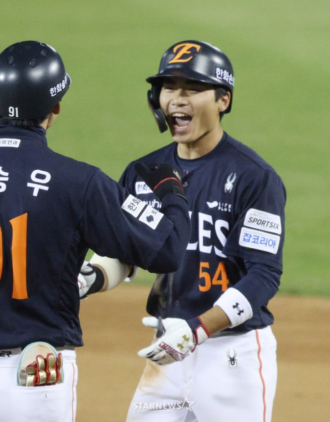 Trận đấu giữa Doosan Bears và Hanwha Eagle tại giải Shinhan SOL KBO League 2026 đã được tổ chức tại sân bóng chày Jamsil, Seoul vào ngày 3.  Hanwha Oh Jae Won đang ăn mừng sau khi cầu thủ chạy ở gôn 2 và 3 với 1 gậy và 2 điểm đánh trúng bóng đúng lúc ở đầu hiệp 7. /Ảnh = Người chờ đợi Kim Jin Kyung