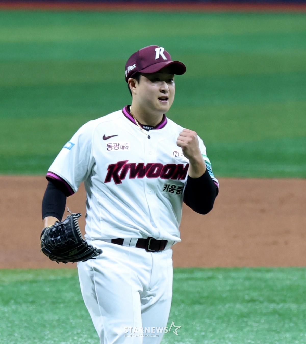 [포토] '해냈다! 재웅이가 해냈다' 9회초 삼자범퇴로 마무리하는 김재웅