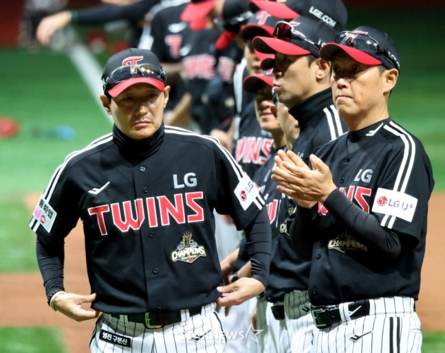 Huấn luyện viên Yeom Kyung-yeop (trái) tham gia sự kiện khai mạc Gocheok Sky Dome vào ngày 4. /Ảnh = Phóng viên cao cấp Kang Young Jo