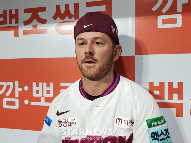 图为，3日比赛结束后，布鲁克斯正在接受采访。 =照片=韩联社记者朴秀珍。