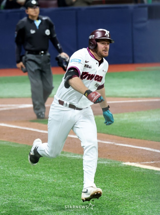 布鲁克斯在第3回合末击球后奔向1垒。 =照片=高级记者姜英祖。