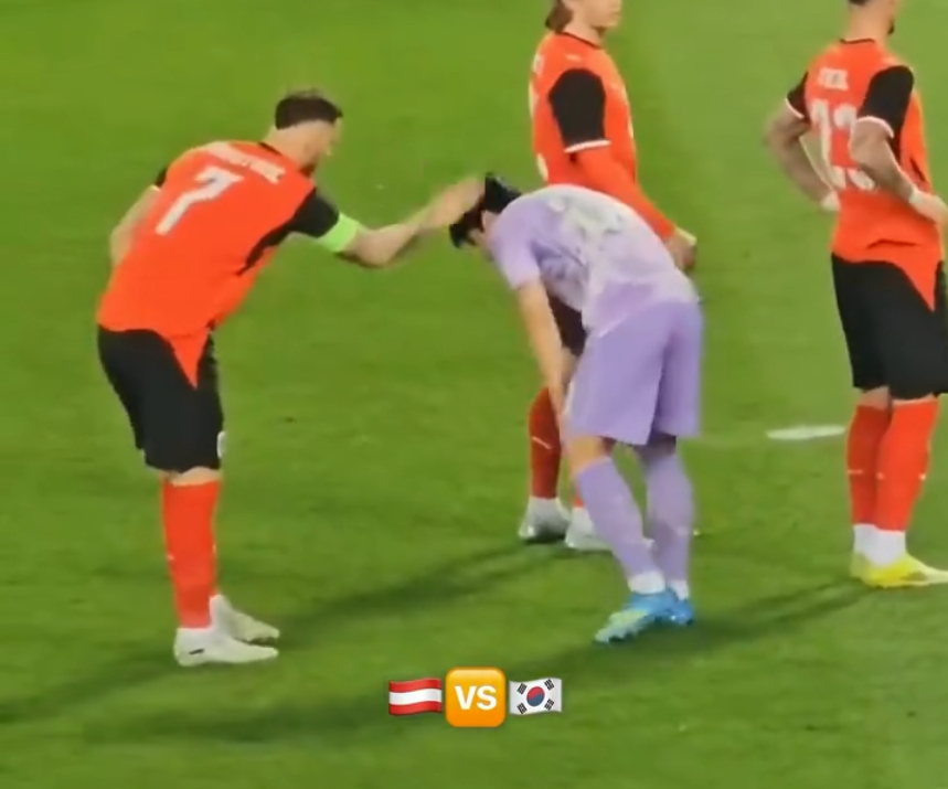 今月1日、オーストリア·ウィーンで行われた韓国とオーストリアの国際Aマッチ評価戦の途中、相手選手に不意打ちを食らわされているソル·ヨンウ。 /写真=ツルベナ ズベズダ SNS キャプチャー