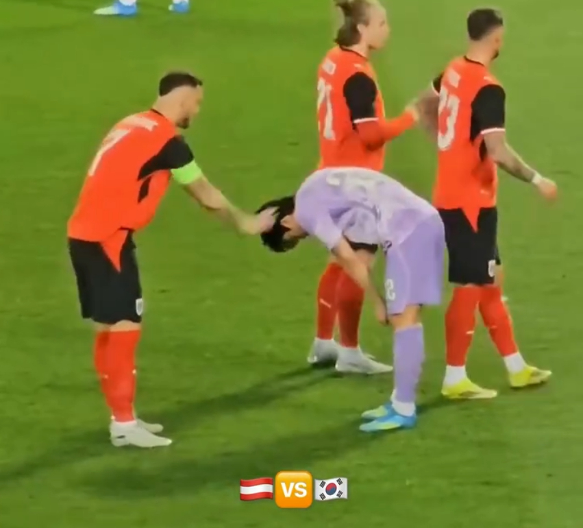 今月1日、オーストリア·ウィーンで行われた韓国とオーストリアの国際Aマッチ評価戦の途中、相手選手に不意打ちを食らわされているソル·ヨンウ。 /写真=ツルベナ ズベズダ SNS キャプチャー