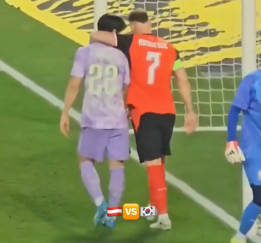 今月1日、オーストリア·ウィーンで行われた韓国とオーストリアのAマッチ評価戦の途中、肩を組んで会話を交わしているソル·ヨンウ(左)とマルコ·アルナウトヴィッチ。二人はツルヴェナ·ズヴェズダ所属だ。 /写真=ツルベナ ズベズダ SNS キャプチャー