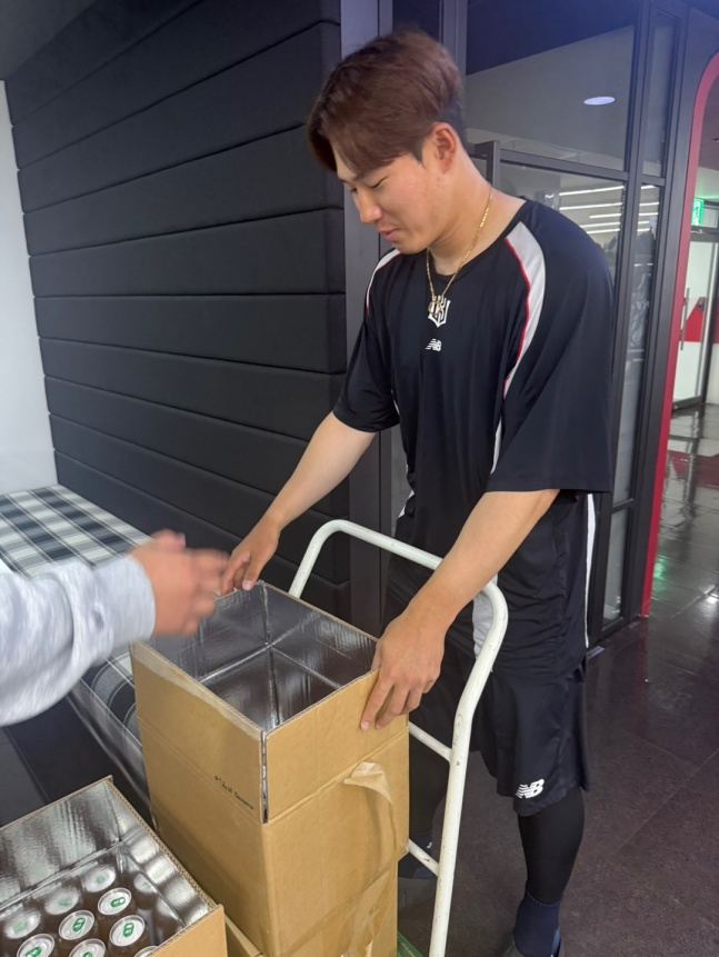 Choi Won Joon của KT đang chuyển đồ uống cho các nhân viên câu lạc bộ nhân dịp khai mạc trận đấu giữa Samsung và Suwon vào ngày 3. /Ảnh = Cung cấp KT Wiz