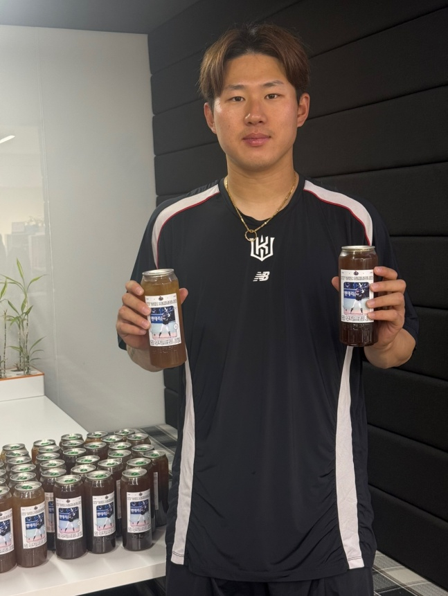 Choi Won Joon của KT đã chuyển đồ uống cho các nhân viên của câu lạc bộ nhân dịp khai mạc trận đấu giữa Samsung và Suwon vào ngày 3. /Ảnh ㅍ cung cấp KT Wiz